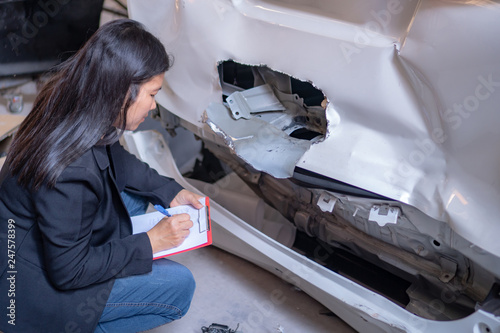 Women are checking cars for accidents photo