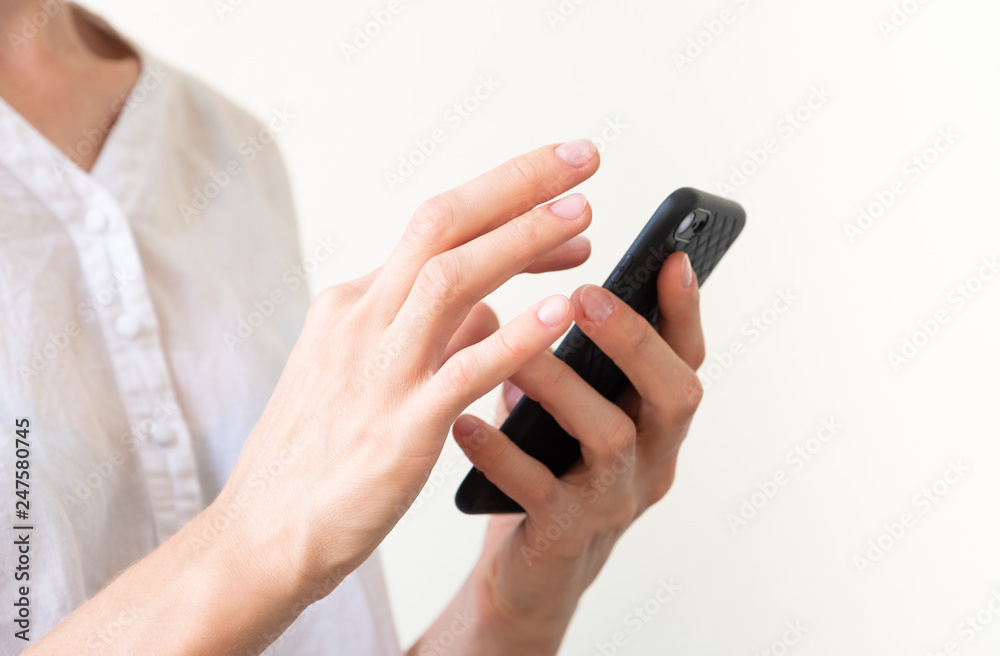 Woman communicaties by phone Woman communicaties by phone