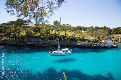 Boot in glasklarer Bucht photo