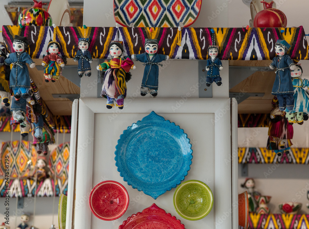 Naklejka premium dolls and dishes in traditional Oriental ornaments. national uzbek souvenirs