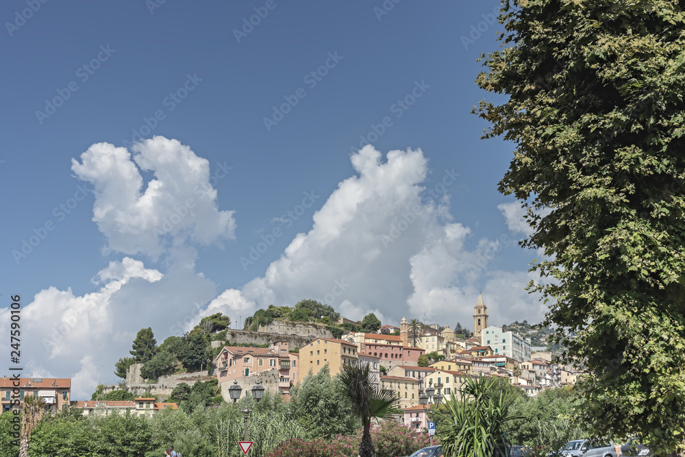 Obraz premium Italia Liguria Ventimiglia veduta del borgo dalla città nuova