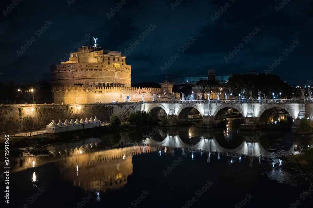 Nächtliche Sicht auf die Engelsburg in Rom über dem Tiber