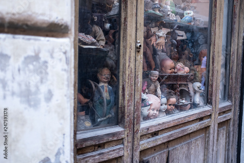 Grusliges verlassenes Schaufenster eines Puppengeschäfts photo