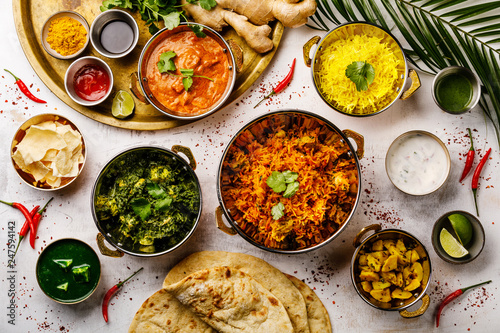 Cuadro en lienzo Indian food Curry butter chicken, Palak Paneer, Chiken Tikka, Biryani, Papad, Da