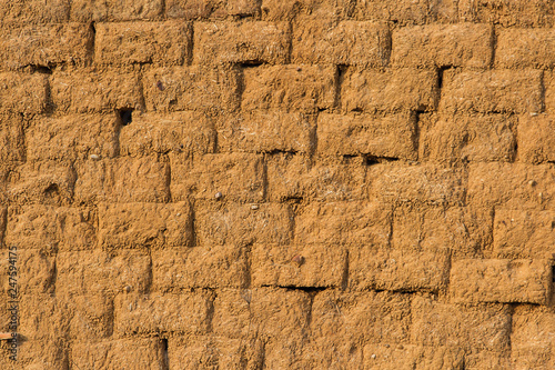 Pared para fondo o textura. Bloques de adobe, barro y paja  cocido al sol 