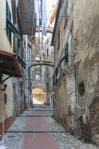 Italia Liguria Ventimiglia vicoli e piazzette del borgo vecchio © Cornelio
