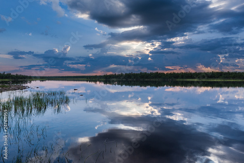 nubi riflesse sul lago in finlandia d'estate