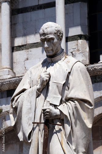 Giuseppe Garibaldi statue by Urbano Lucchesi in Lucca, Italy photo