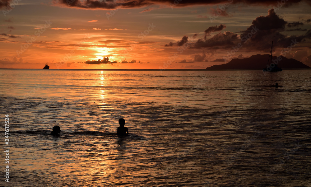 Fototapeta premium Traumhafter Sonnenuntergang über dem Meer