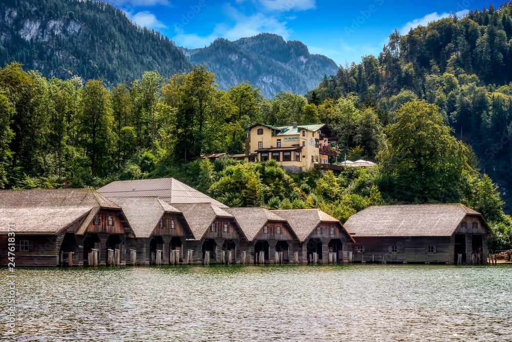 Fototapeta premium Blick von der Anlegestelle Schönau über den Königssee zu den Bootshäusern 