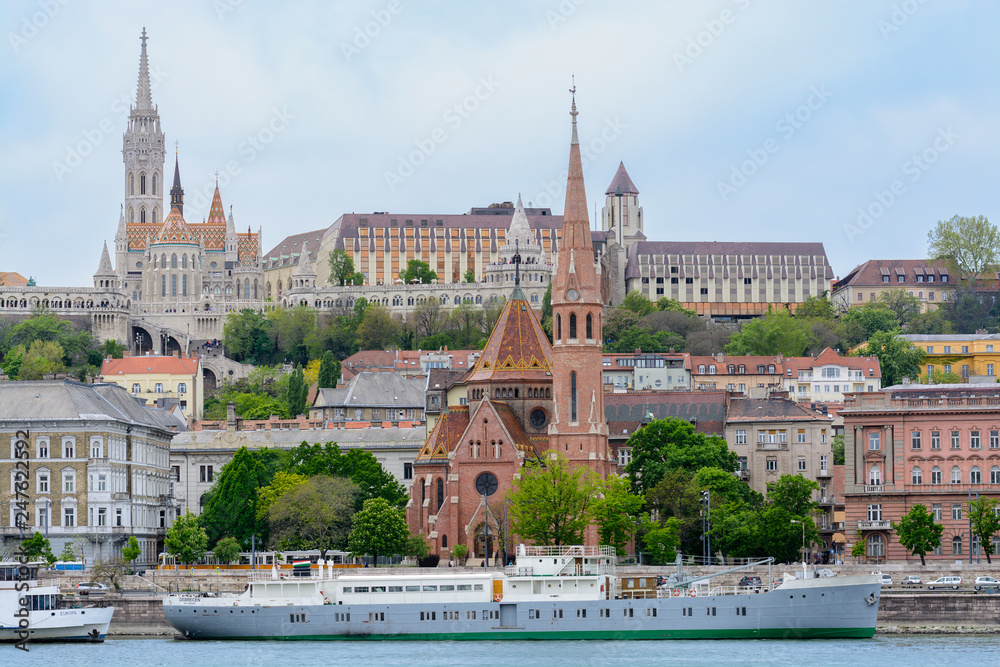 The fort with towers is the resting place of the inhabitants of Budapest. From the observation deck offers a beautiful view of the city. The Catholic Church of St. Matthias in the late Gothic style.