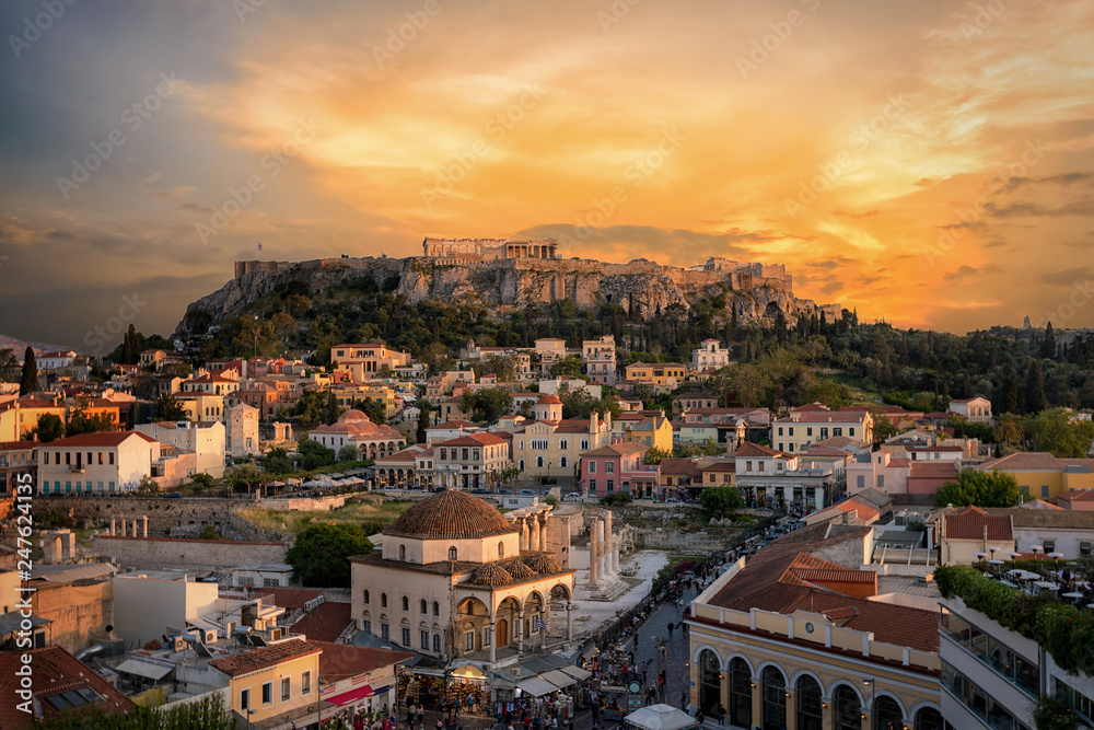 Sonnenuntergang über der Plaka, der Altstadt von Athen, Griechenland, mit der Akropolis und dem Parthenon Tempel