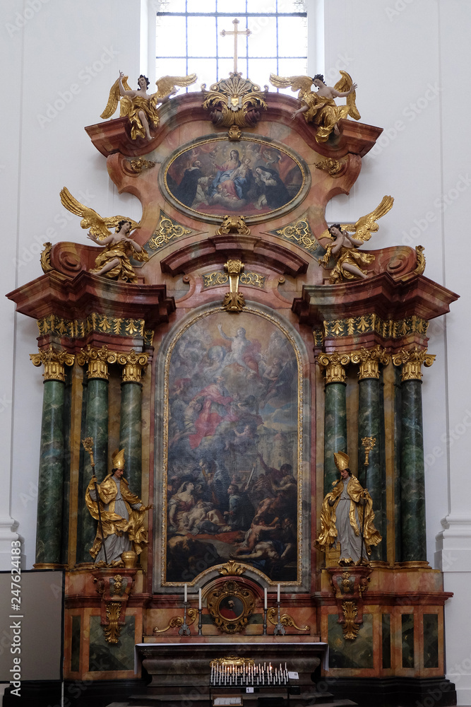 Obraz premium Altar in Collegiate church in Salzburg