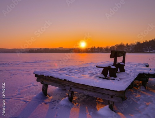 Zimowy zachód słońca. Jezioro na Warmii
