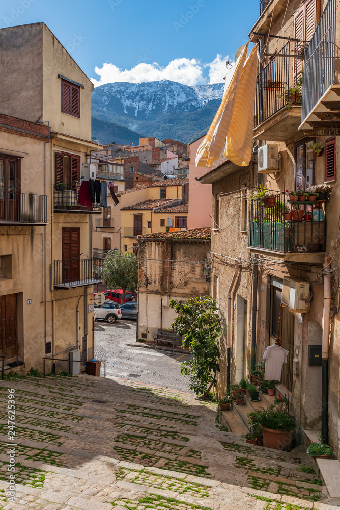 Un vicolo della cittadina di Castelbuono con vista sulle cime innevate delle Madonie, provincia di Palermo IT	