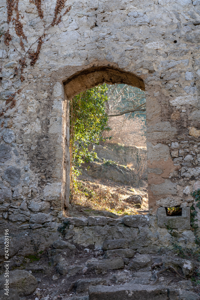 Altes Stein-Fenster aus dem Mittelalter der Burgruine Rauheneck