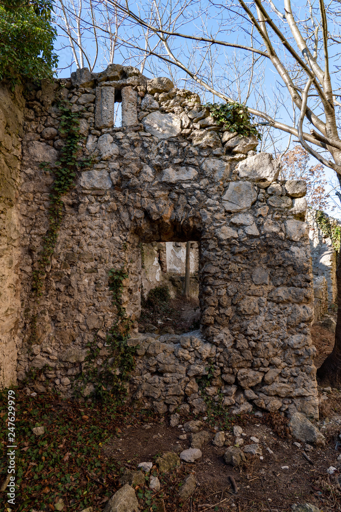 Mauer mit Fenster in der Burgruine Rauheneck