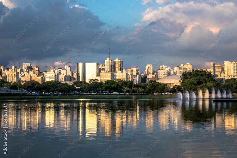 Obraz premium Skyline of Sao Paulo city and reflex in lake