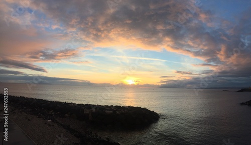 фотографія Cielo colorato con nuvole al tramonto, Torre del Greco, Italia