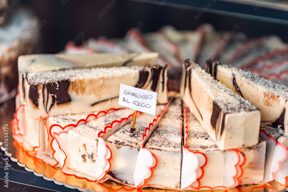 Φωτογραφία Closeup of chocolate coconut cream cheese cheesecakes swirl slices dessert on tr