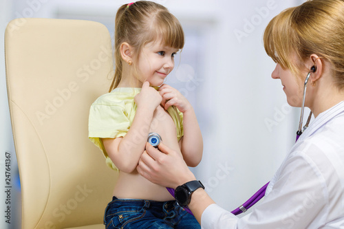 Wallpaper Mural Pediatrician is examining a small child while consultation. Torontodigital.ca