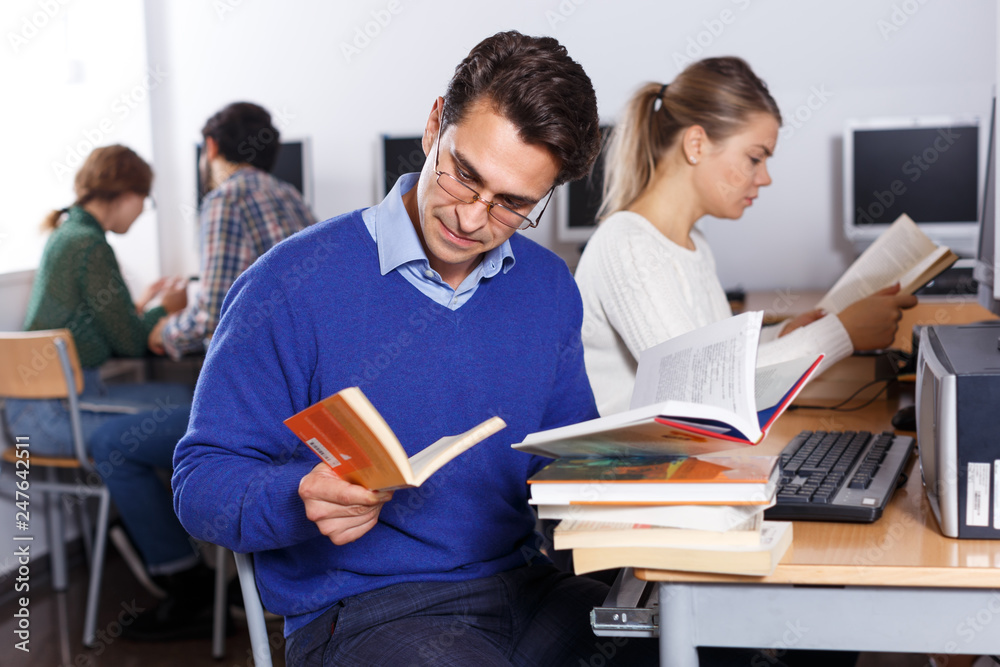 Obraz premium Man working in university library