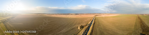 Breites Panorama einer landwirtschaftlichen Fl  che 