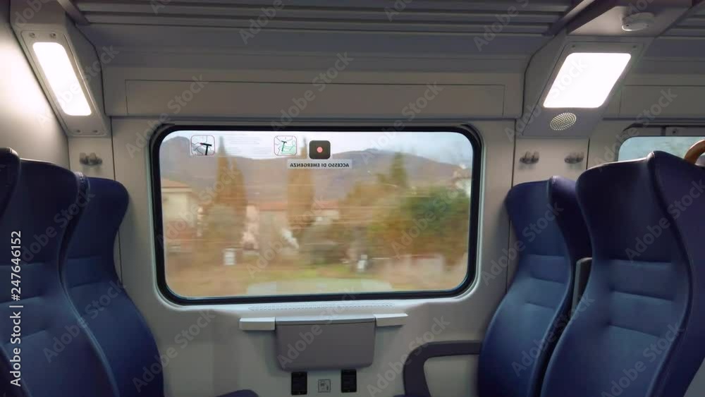 Dal treno in viaggio con dei sedili blu Dal treno in viaggio con dei sedili blu