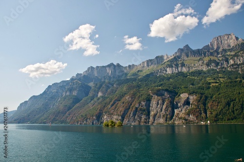 Walensee ( Schweizer See ) im Hintergrund die Berge Churfirsten: Frümsel, Hinterrugg, Brisi,  © hachri