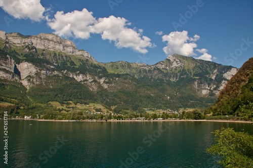 Walensee ( Schweizer See ) im Hintergrund die Berge Churfirsten: Frümsel, Hinterrugg, Brisi,. im Hintergrund der Campingplatz von Walenstadt.