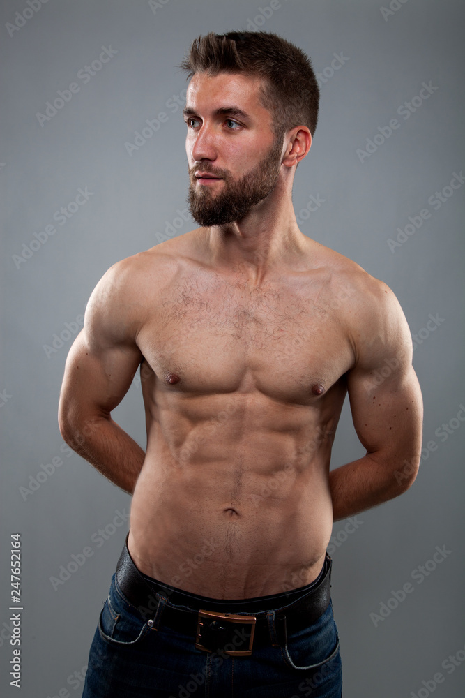 Portrait eines attraktiven bärtigen Mannes mit nacktem Oberkörper Portrait eines attraktiven bärtigen Mannes mit nacktem Oberkörper
