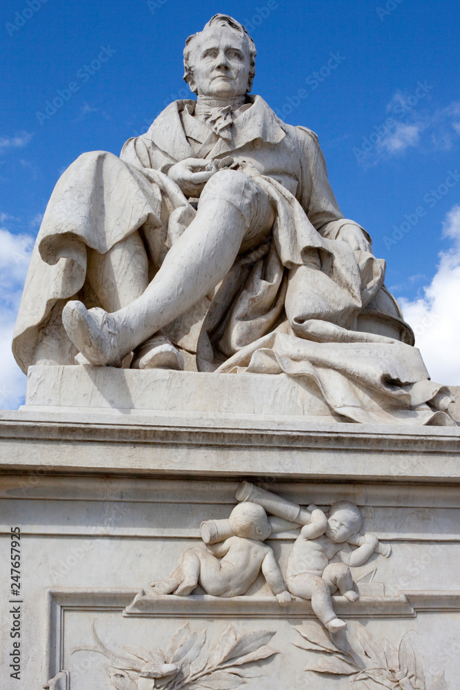Fototapeta premium Alexander von Humboldt Statue in Berlin