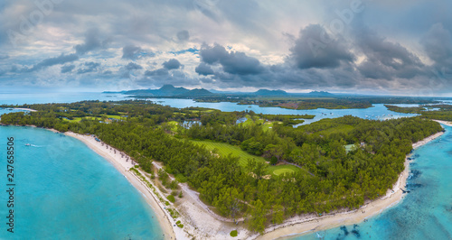 Cuadro en lienzo Aerial view of Mauritius, Panorama of Ile aux Cerfs, the deer island