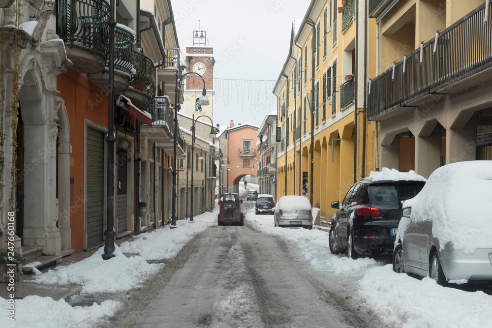 Fototapeta premium strada di paese con neve
