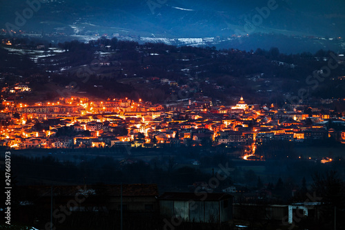 veduta di paese di notte con neve