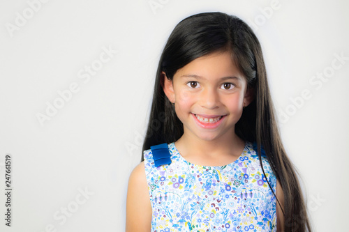 Foto Happiness smile approval negative smile latina Caucasia childhood pointing glass