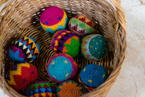 Korb mit Hacky Sack, Footbag in Waldorfschule