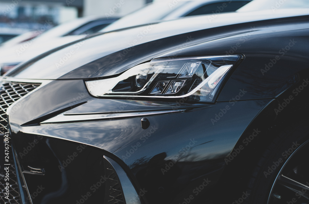 Modernes Auto, Front mit Scheinwerfer Modernes Auto, Front mit Scheinwerfer