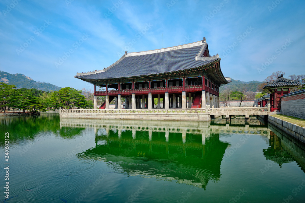 Fototapeta premium Gyeonghoeru Pavillion Royal Banquet Hall in Gyeongbokgung Palace, Seoul
