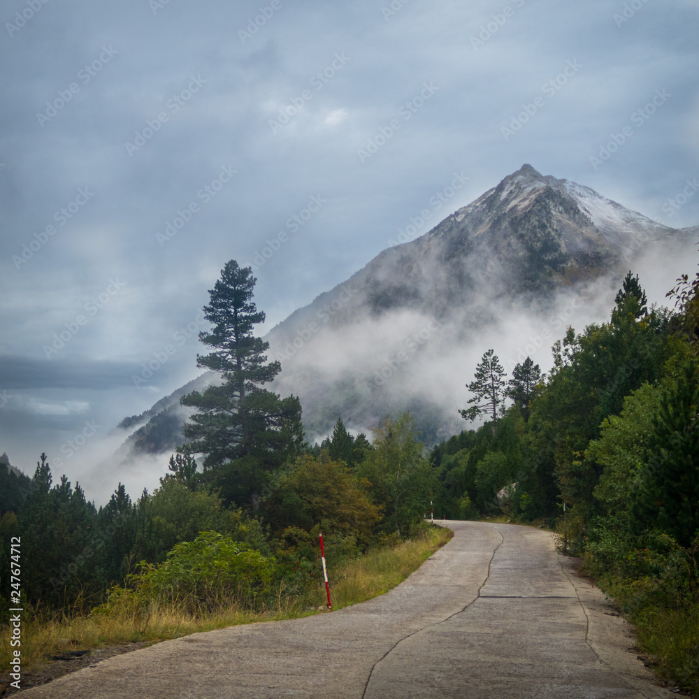 Fotografie Berge  Pyrenäen - Nebel - Strasse - Spanien