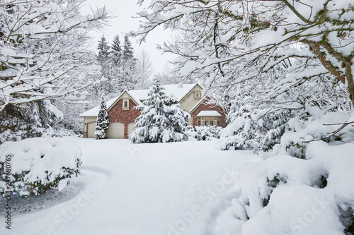 Obraz na plátně Western Washington suburbs surprised by heavy lowland snow, leaving many snowed