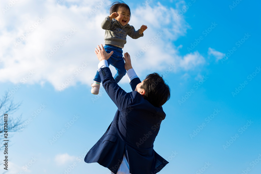 子供と全力で遊ぶ父親 子供と全力で遊ぶ父親