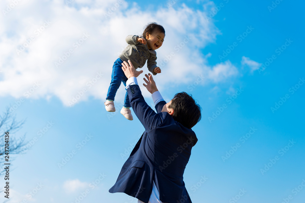 子供と全力で遊ぶ父親