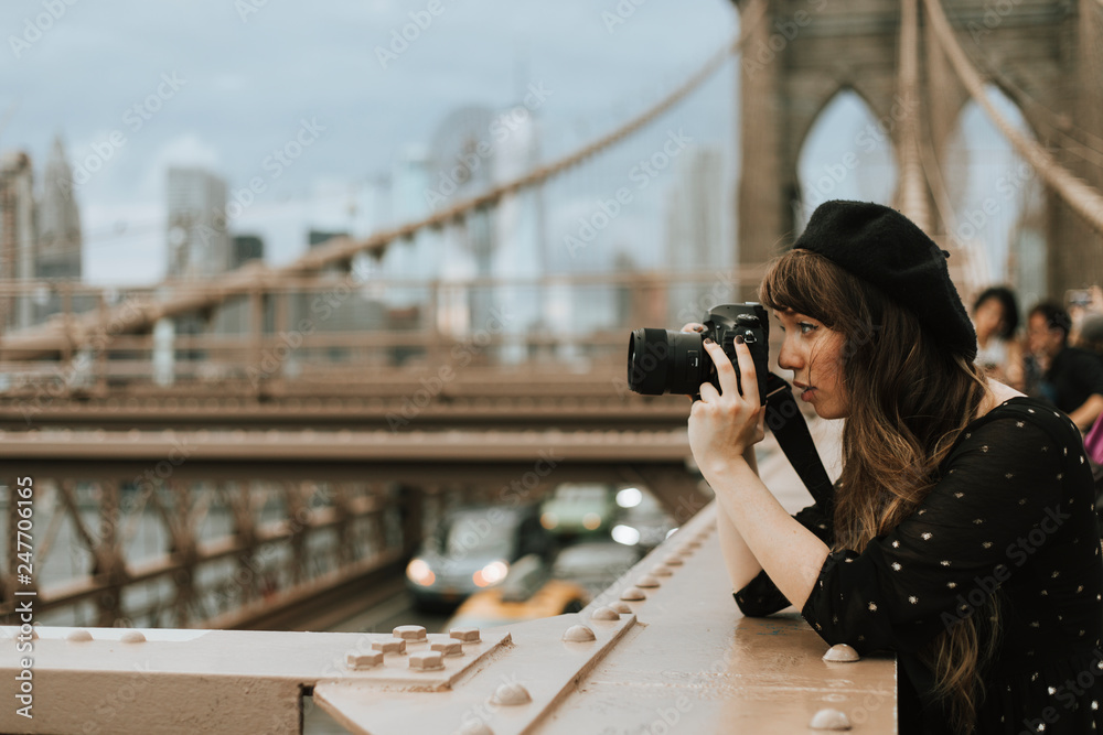 Photographer taking a photo at the Brooklyn Bridge, USA - obrazy, fototapety, plakaty 