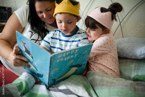 Canvas Print Mother reading a bedtime story