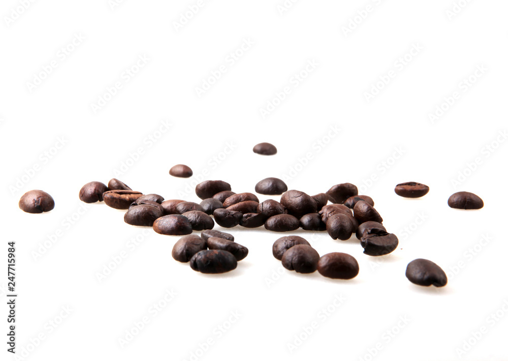Obraz premium Roasted Coffee Beans Over White Background