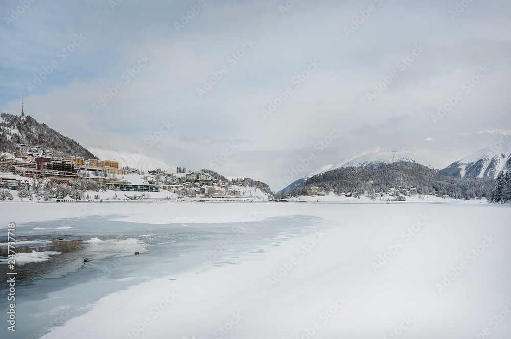 Obraz premium St. Moritz, St. Moritzersee, Oberengadin, Muottas Muragl, Alpen, Corviglia, Winter, Wintersport, Graubünden, Schweiz