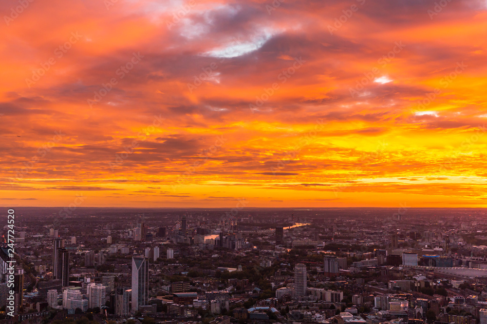 Fototapeta premium Piękny zachód słońca i widok na London Cityscape z Shard Building