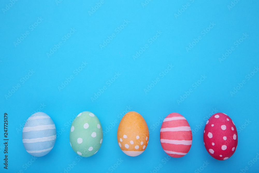 Obraz premium Colorful easter eggs on a blue background