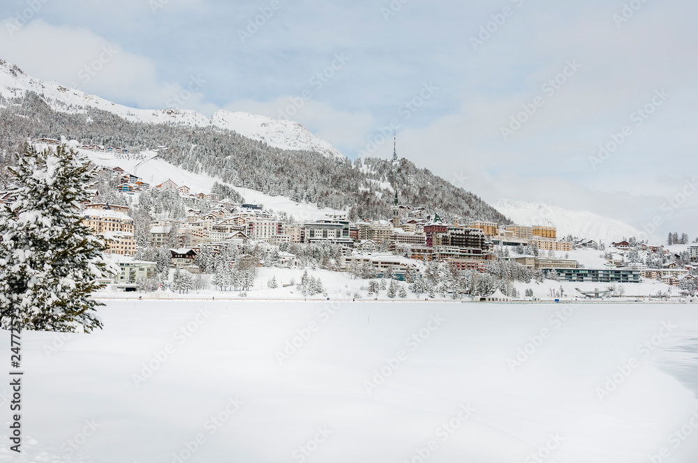 St. Moritz, St. Moritzersee, Engadiner Dorf, Oberengadin, Alpen, Corviglia, Winter, Wintersport, Graubünden, Schweiz